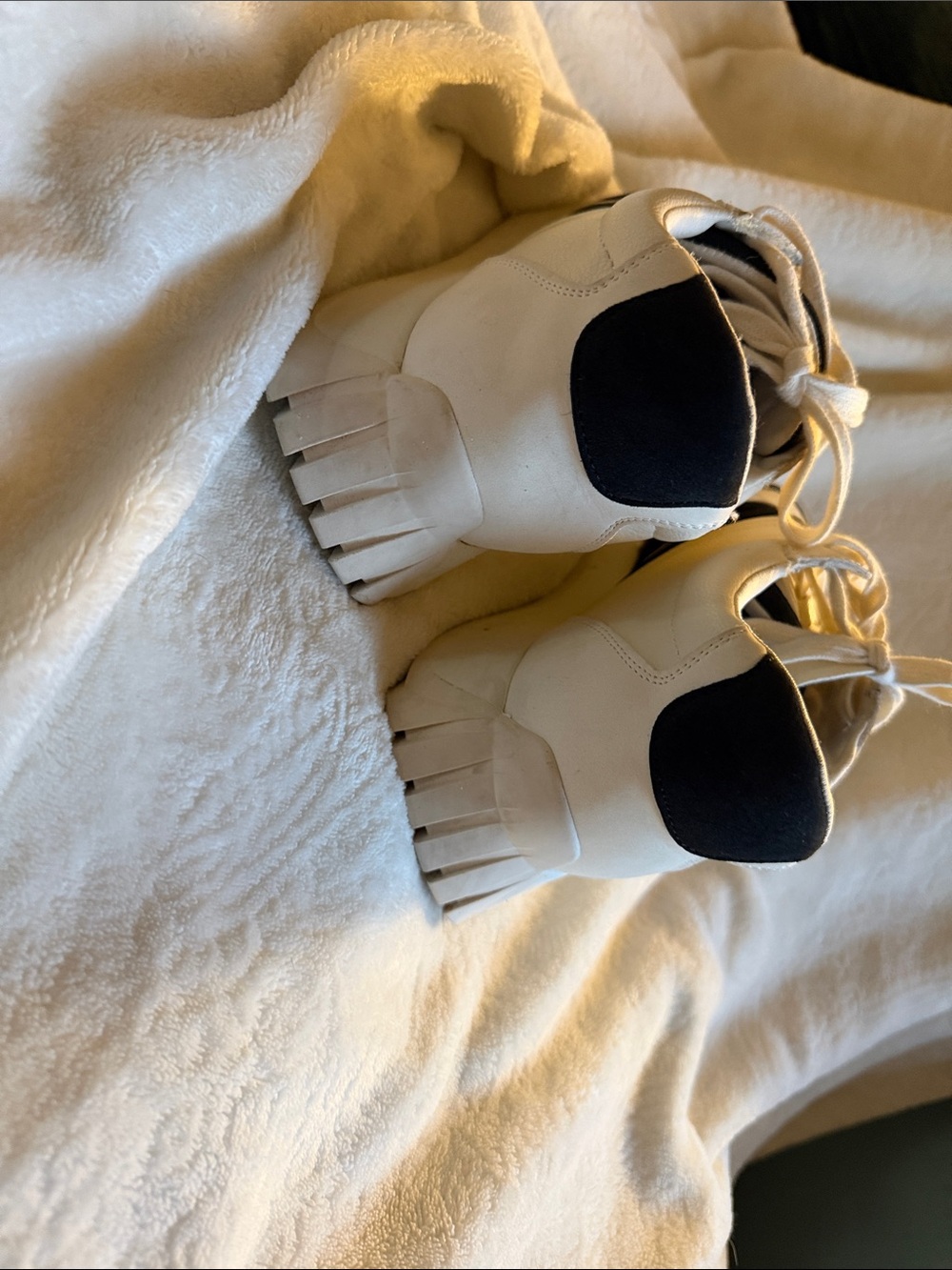Women’s White and Black Casual Retro Look Sneakers - Picture 4 of 6